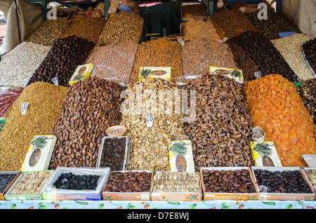Marrakech - blocage de fruits et de noix dans la place Djemaa el Fna. Banque D'Images