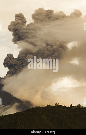 Volcan Tungurahua en éruption le 5ème de mai 2013 l'Equateur en Amérique du Sud Banque D'Images