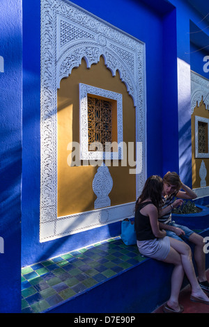 Marrakech - la médina, patrimoine du designer Yves St Laurent. Assis dans un espace tranquille. Banque D'Images