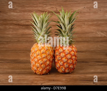 L'ananas sur grunge fond en bois Banque D'Images