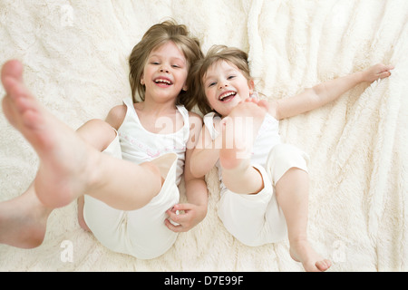 Happy little girls lying on retour vue d'en haut Banque D'Images