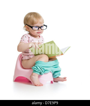 Baby Girl sitting on chamberpot avec réserve Banque D'Images