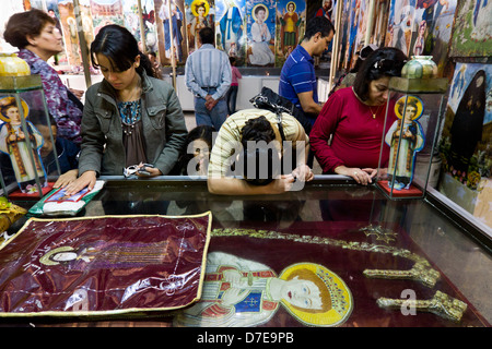 Fidèles à Mazar Ioannes mausolée copte à Louxor, Egypte Banque D'Images