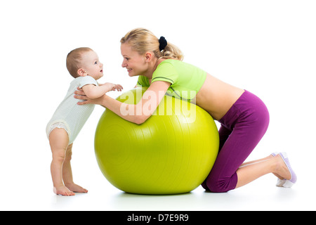 Mère avec bébé s'amusant avec ballon de gymnastique Banque D'Images