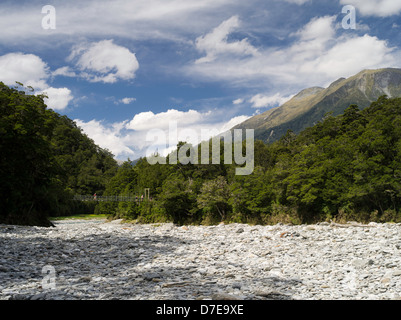 Les touristes traversent la Makarora River sur un pont suspendu, Mount Aspiring National Park, Alpes du Sud, de l'Otago, Nouvelle-Zélande Banque D'Images