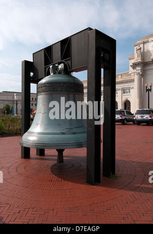 Les "autres" Liberty Bell à l'extérieur de l'Union Station à Washington DC Banque D'Images