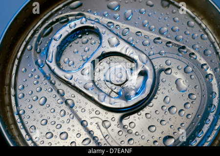 On peut boire avec de l'eau baisse. Banque D'Images