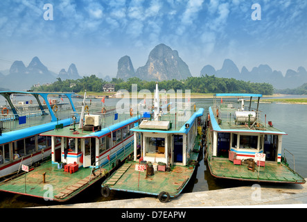 Radeau en bambou à l'Ulong, près de Yangshuo, Guanxi Province, China Banque D'Images