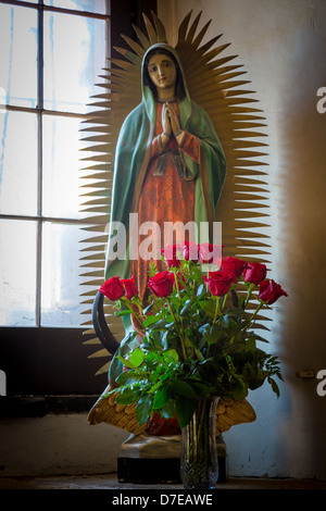 Statuette de Marie avec roses dans la mission de San José à San Antonio, Texas Banque D'Images