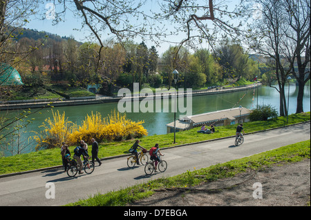 Italie PIEMONTE Torino Personnes randonnée à vélo sur les rives de la rivière Po Banque D'Images