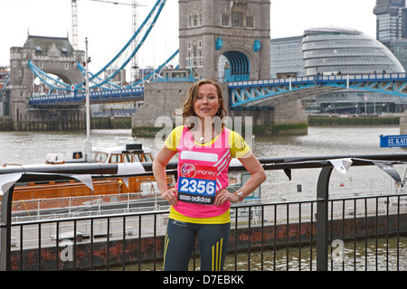 Amanda Mealing actrice pose pour les photos par le Tower Bridge en avant du Marathon de Londres 2013 Banque D'Images