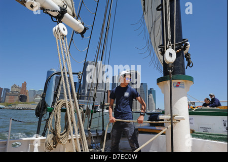 Un étudiant de l'école Le port de New York a aidé sur le South Street Seaport Museum's 1885 schooner Pioneer. Banque D'Images