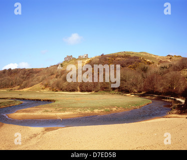 Une vue lointaine de Pennard ruines du château, dans la péninsule de Gower, Galles du Sud. Banque D'Images