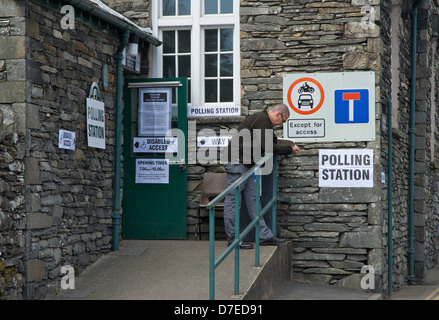La fièvre du scrutin rural hits Cumbria, en tant qu'électeurs queue pour enregistrer leur vote. Hawkshead, Lake District, Cumbria, Angleterre, Royaume-Uni Banque D'Images