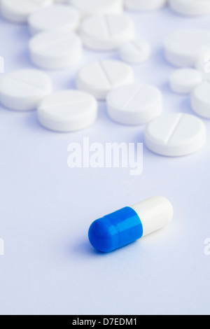 Comprimés blancs close-up et une pilule le premier plan Banque D'Images