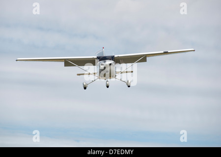 Cessna 182S 210m Light Aircraft G-TPSL en approche finale pour l'atterrissage à l'Aérodrome de Popham près de Basingstoke Hampshire Banque D'Images