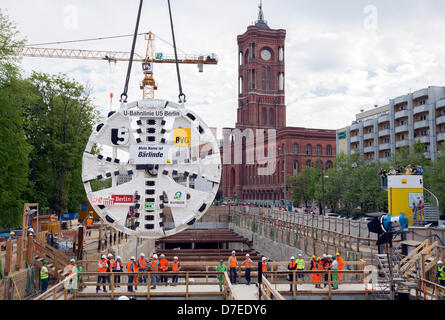 La tête de coupe est suspendu à des cordes lors de l'inauguration du tunnel de la machine de forage à Berlin, Allemagne, 06 mai 2013. Le tunnel va réduire l'écart de la ligne de métro U5 entre l'Alexanderplatz et la porte de Brandebourg. Les travaux sont planifiés pour être terminés en 2014. Photo : FLORIAN SCHUH Banque D'Images