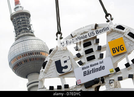 La tête de coupe est suspendu à des cordes lors de l'inauguration du tunnel de la machine de forage à Berlin, Allemagne, 06 mai 2013. Le tunnel va réduire l'écart de la ligne de métro U5 entre l'Alexanderplatz et la porte de Brandebourg. Les travaux sont planifiés pour être terminés en 2014. Photo : FLORIAN SCHUH Banque D'Images