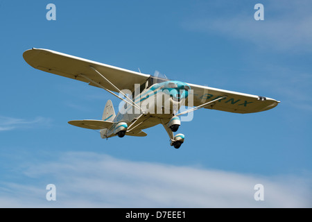 Magnifiquement entretenue 1955 Piper PA22 Tri-Pacer en approche finale pour l'atterrissage à l'aérodrome de Popham près de Basingstoke, Hampshire Banque D'Images