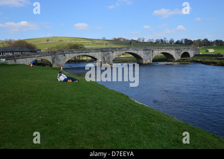 Les cinq fenêtres cintrées pont routier sur la rivière Wharfe dans Tonbridge sur le Dales Way Sentier Wharfedale Yorkshire Banque D'Images