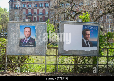 Affiches électorales pour le scrutin de la présidence française de 2012 sur les panneaux d'affichage François Hollande Nicolas Sarkozy Strasbourg Alsace France Europe Banque D'Images