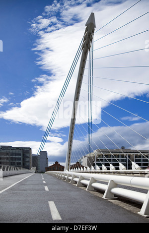 Samuel Beckett pont traversant la rivière Liffey à Dublin, Irlande.Vue vers le nord de la ville et le nouveau quartier des Docks Banque D'Images
