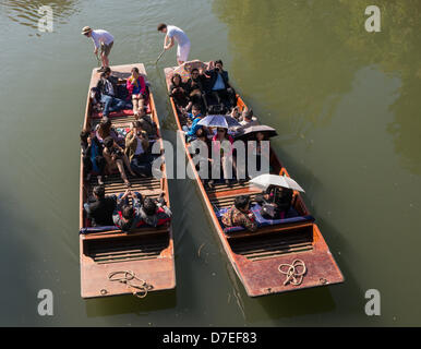 Cambridge, UK. 6e mai 2013. Belle maison de banque de temps. Les gens sur la rivière puntting et le soleil brille, à Cambridge. Credit : JAMES LINSELL-CLARK / Alamy Live News Banque D'Images