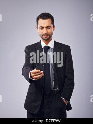 De graves de la lecture d'un message texte Banque D'Images