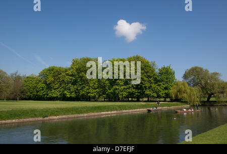 Cambridge, UK. 6e mai 2013. Belle maison de banque de temps. Les gens sur la rivière puntting et le soleil brille, à Cambridge. Credit : JAMES LINSELL-CLARK / Alamy Live News Banque D'Images