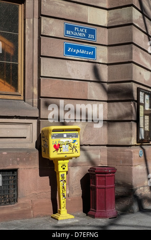 Boîte aux lettres jaune avec graffitis Strasbourg Alsace France Banque D'Images