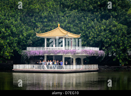 La pagode chinoise dans un lac dans un parc en Chine. Banque D'Images