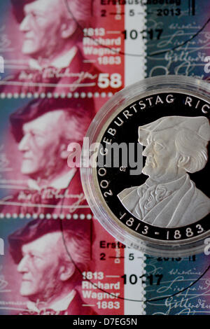 Une pièce commémorative de dix euros est assis sur une feuille de timbres commémoratifs, qui ont été présentés à l'occasion du 200e anniversaire de Richard Wagner, à Bayreuth, Allemagne, 06 mai 2013. Photo : DAVID EBENER Banque D'Images