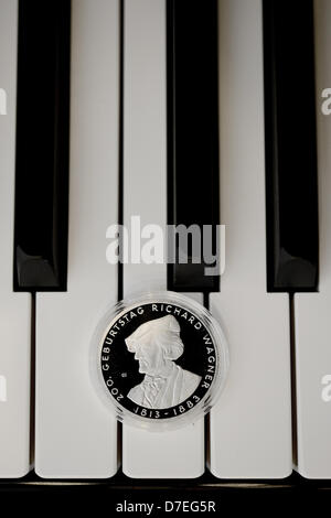 Une pièce commémorative de dix euros, qui est présenté à l'occasion du 200e anniversaire de Richard Wagner, s'assied sur les touches d'un piano à Bayreuth, Allemagne, 06 mai 2013. Photo : DAVID EBENER Banque D'Images