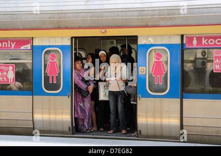 Les femmes seulement le transport par un train de banlieue de la ville locale ; femme seulement le transport ; standing Room only ; train ; portes ouvertes ; femmes seulement ; transport de banlieue Banque D'Images