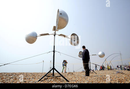 Hove, Brighton, Royaume-Uni. 6e mai 2013. Les membres du public visite d'une série d'installations artistiques sur Hove beach appelé Forces sonores Banque D'Images