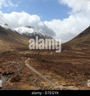 Sentier de Glen Etive de Glen Coe avec Stob Coire Raineach Ecosse Avril 2013 Banque D'Images