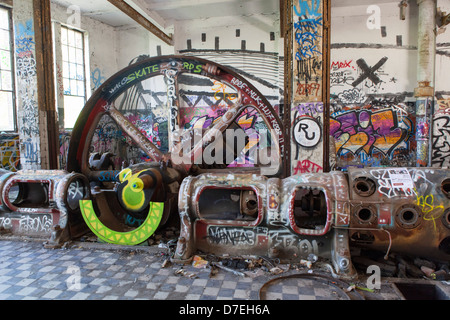 Abandonné vide fermé inutilisés ancien fabrique de glace de Berlin avec graffiti Banque D'Images