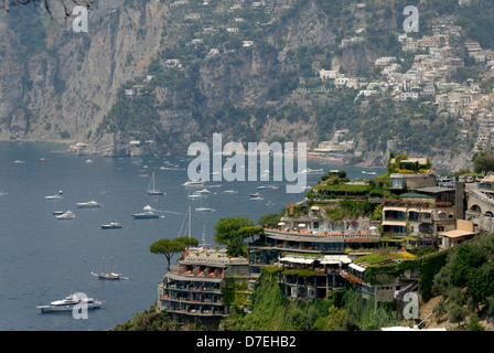 Positano. L'Italie. L'hôtel Il San Pietro di Positano se fonde dans la enveloppe et donne sur la baie de Positano. Pro Banque D'Images