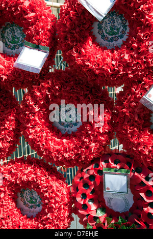 Des couronnes de coquelicots sur Wire Frame dans Whitehall - London UK Banque D'Images