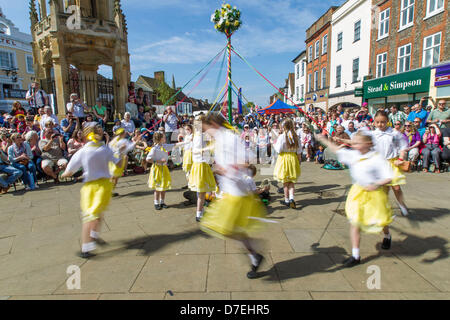 Leighton Buzzard, UK. 6 mai, 2013. Les foules sont divertis par des danses traditionnelles de Maypole, effectuée par les élèves de l'école, au moins Pulford le Leighton Buzzard et Linslade peut Fayre. Les danses sont exécutées dans la place du marché, avec le 15e siècle Croix de marché qui forme l'arrière-plan. L'ensemble de la Grand-rue et parc local sont également consacrés à la cale, événements et animations tout au long de la journée. Credit : Davlan/Alamy Live News Banque D'Images