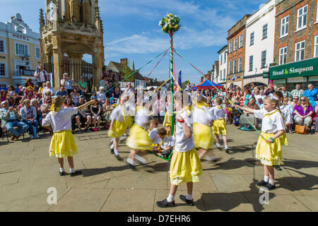 Leighton Buzzard, UK. 6 mai, 2013. Les foules sont divertis par des danses traditionnelles de Maypole, effectuée par les élèves de l'école, au moins Pulford le Leighton Buzzard et Linslade peut Fayre. Les danses sont exécutées dans la place du marché, avec le 15e siècle Croix de marché qui forme l'arrière-plan. L'ensemble de la Grand-rue et parc local sont également consacrés à la cale, événements et animations tout au long de la journée. Credit : Davlan/Alamy Live News Banque D'Images