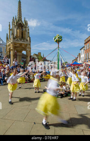 Leighton Buzzard, UK. 6 mai, 2013. Les foules sont divertis par des danses traditionnelles de Maypole, effectuée par les élèves de l'école, au moins Pulford le Leighton Buzzard et Linslade peut Fayre. Les danses sont exécutées dans la place du marché, avec le 15e siècle Croix de marché qui forme l'arrière-plan. L'ensemble de la Grand-rue et parc local sont également consacrés à la cale, événements et animations tout au long de la journée. Credit : Davlan/Alamy Live News Banque D'Images