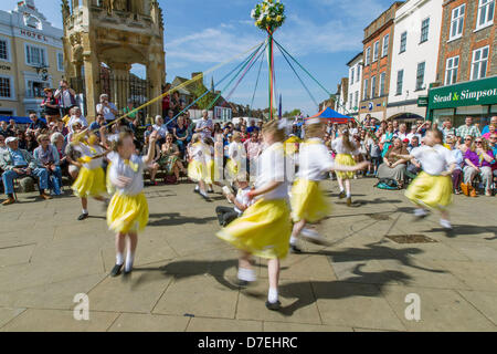 Leighton Buzzard, UK. 6 mai, 2013. Les foules sont divertis par des danses traditionnelles de Maypole, effectuée par les élèves de l'école, au moins Pulford le Leighton Buzzard et Linslade peut Fayre. Les danses sont exécutées dans la place du marché, avec le 15e siècle Croix de marché qui forme l'arrière-plan. L'ensemble de la Grand-rue et parc local sont également consacrés à la cale, événements et animations tout au long de la journée. Credit : Davlan/Alamy Live News Banque D'Images