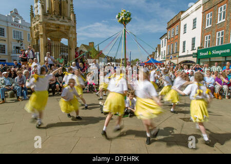 Leighton Buzzard, UK. 6 mai, 2013. Les foules sont divertis par des danses traditionnelles de Maypole, effectuée par les élèves de l'école, au moins Pulford le Leighton Buzzard et Linslade peut Fayre. Les danses sont exécutées dans la place du marché, avec le 15e siècle Croix de marché qui forme l'arrière-plan. L'ensemble de la Grand-rue et parc local sont également consacrés à la cale, événements et animations tout au long de la journée. Credit : Davlan/Alamy Live News Banque D'Images