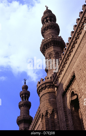 Les minarets de Mosque-Madrassa du Sultan Hassan situé au Caire Egypte Banque D'Images