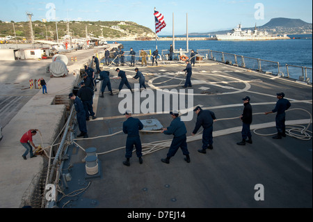 USS Barry quitte la baie de Souda. Banque D'Images