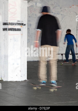 Londres, Royaume-Uni. 6e mai 2013. Le parc de skate dans l'Undercroft sur London's South Bank arts center est menacée de fermeture. Il y a une campagne de plus en plus de préserver l'installation où les développeurs tient à se transformer en unités de vente au détail. Les planchistes seront déplacées dans une nouvelle maison près de Hungerford Bridge. Les militants ont été la collecte de signatures pour une pétition aujourd'hui. La région est également populaire auprès des artistes de graffiti. Crédit : Jeffrey Blackler/Alamy Live News Banque D'Images