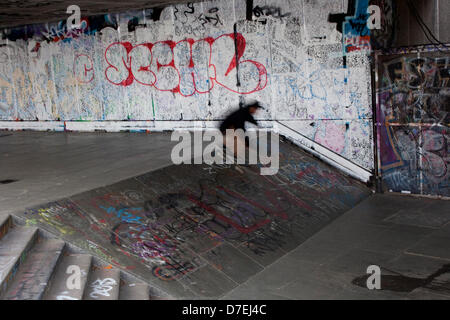 Londres, Royaume-Uni. 6e mai 2013. Le parc de skate dans l'Undercroft sur London's South Bank arts center est menacée de fermeture. Il y a une campagne de plus en plus de préserver l'installation où les développeurs tient à se transformer en unités de vente au détail. Les planchistes seront déplacées dans une nouvelle maison près de Hungerford Bridge. Les militants ont été la collecte de signatures pour une pétition aujourd'hui. La région est également populaire auprès des artistes de graffiti. Crédit : Jeffrey Blackler/Alamy Live News Banque D'Images