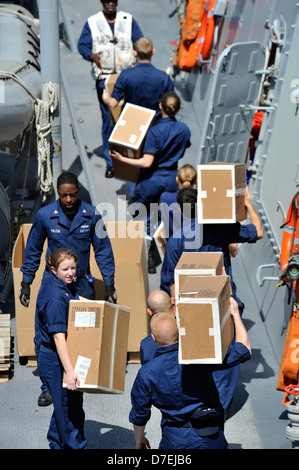 Jason Dunham Stack Les marins à bord de l'USS Jason Dunham (DDG 109) s'engagent dans des ...