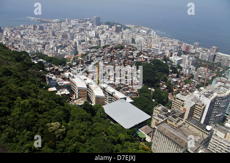 Rio de Janeiro favela Morro do Cantagalo entre quartiers de la classe supérieure Ipanema et Copacabana aucune planification urbaine Banque D'Images